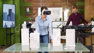 女建筑师探索商业建筑虚拟现实项目